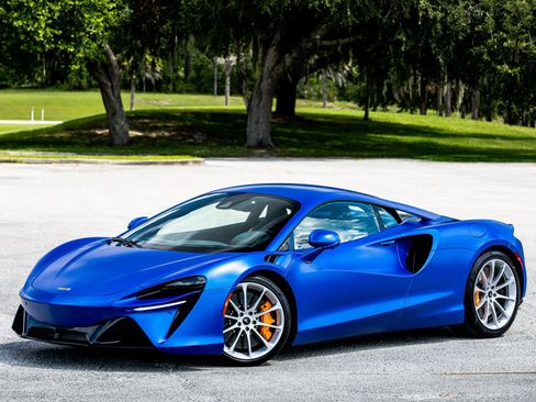 Used 2023 McLaren Artura PERFORMANCE image 2