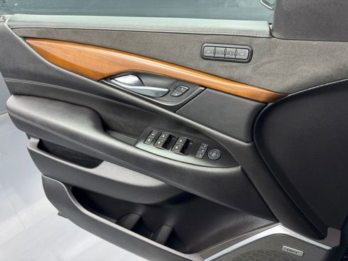 Used 2019 Cadillac Escalade Luxury AWD/4WD image 10