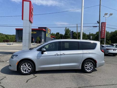 Used 2023 Chrysler Voyager LX FWD image 2