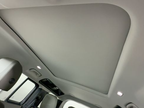 Used 2023 Land Rover Defender 110 SE image 13