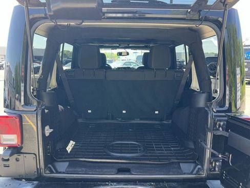 Used 2016 Jeep Wrangler Unlimited Sahara w/ Connectivity Group AWD/4WD image 32