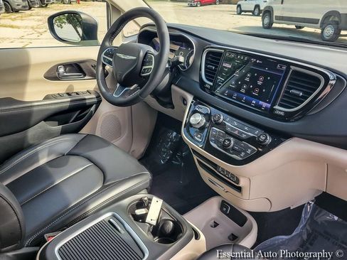 Used 2023 Chrysler Pacifica Touring-L FWD image 29