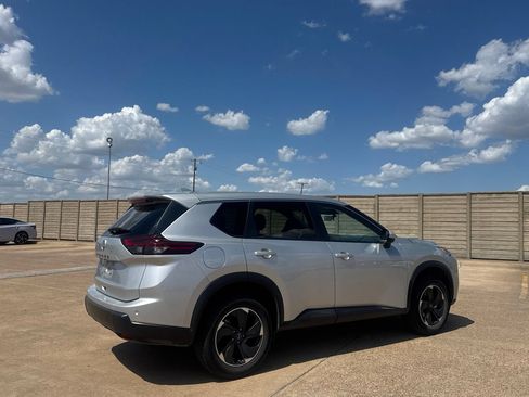 Certified 2025 Nissan Rogue SV FWD image 22