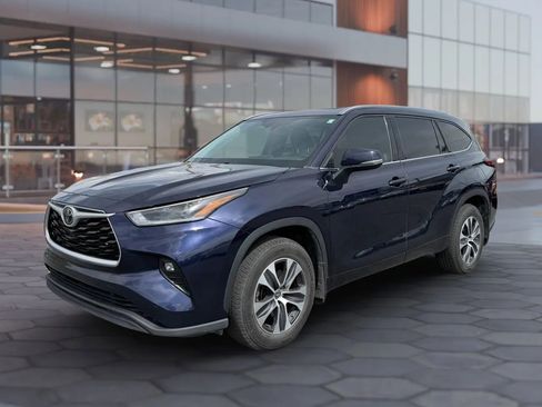 Used 2021 Toyota Highlander XLE AWD/4WD image 4
