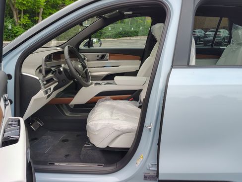 New 2026 Cadillac Vistiq Sport w/ LPO, Floor Liner Package image 8