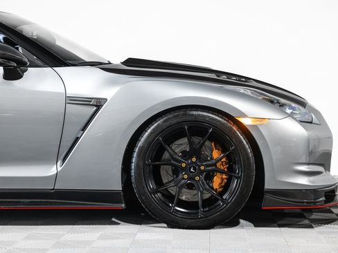 Used 2010 Nissan GT-R Premium AWD/4WD image 3