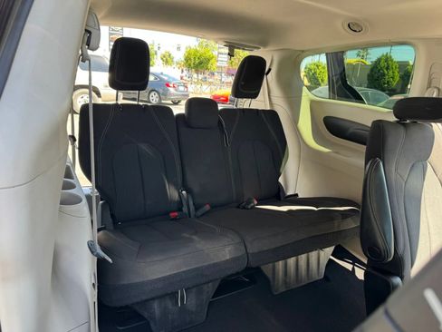 Used 2022 Chrysler Voyager LX FWD image 13