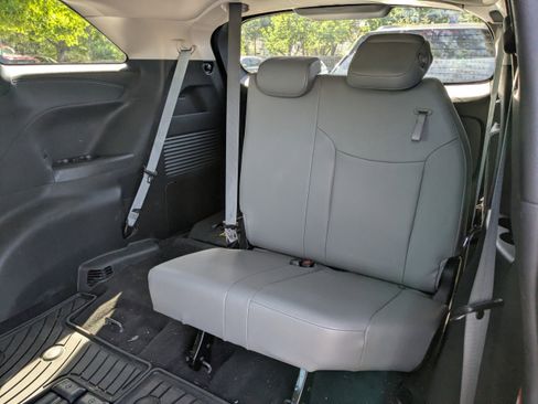 Used 2025 Toyota Sienna XLE image 7