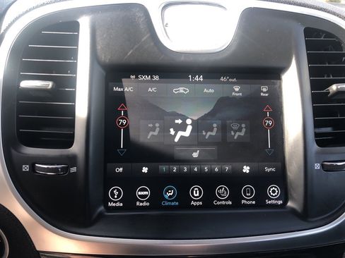 Used 2018 Chrysler 300 Touring L image 13