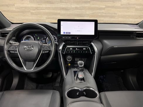 Used 2024 Toyota Venza XLE image 2