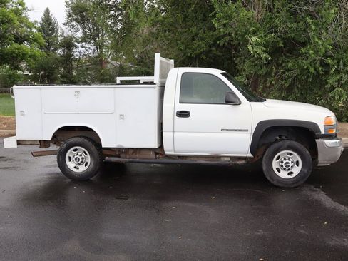 Used 2006 GMC Sierra 2500 W/T RWD image 3