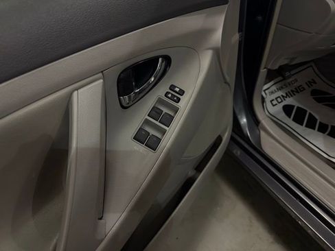 Used 2010 Toyota Camry LE image 8