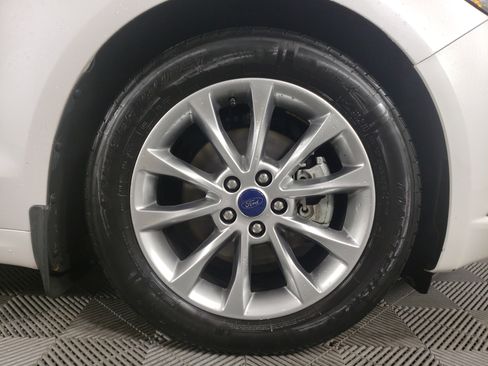 Used 2017 Ford Fusion SE w/ Fusion SE Technology Package image 8