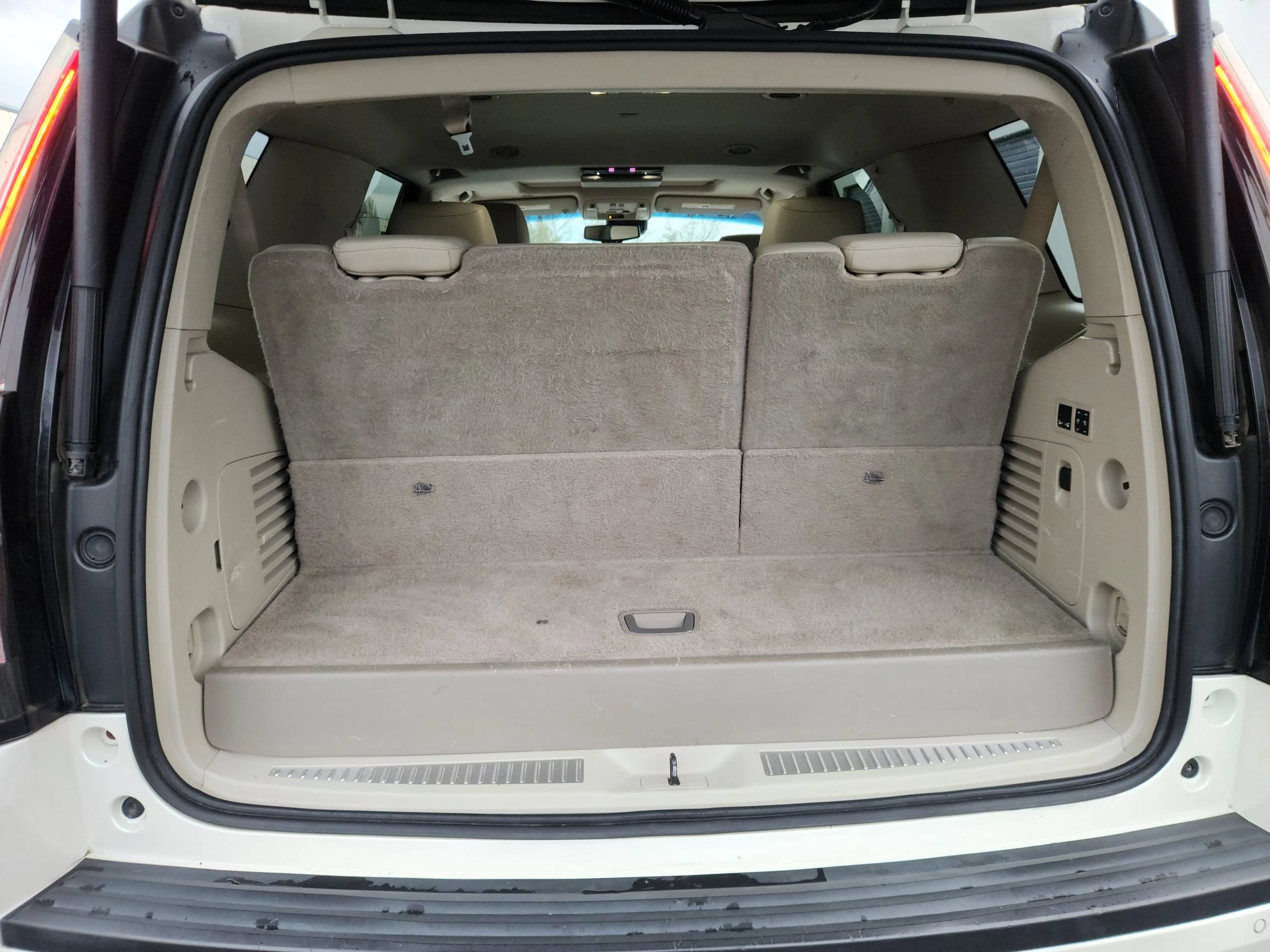 Used 2015 Cadillac Escalade Premium AWD/4WD image 25