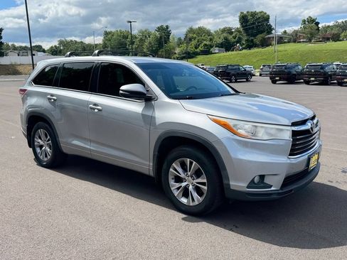 Used 2014 Toyota Highlander Plus w/ Preferred Accessory Package AWD/4WD image 2