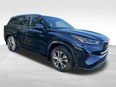 Used 2021 Toyota Highlander XLE AWD/4WD image 8