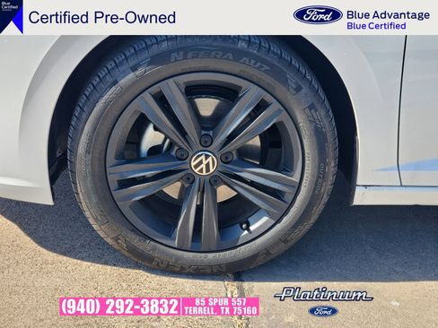 Used 2024 Volkswagen Jetta SE w/ Panoramic Sunroof Package FWD image 11