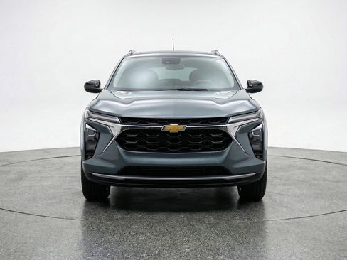 Used 2025 Chevrolet Trax LT w/ LT Convenience Package FWD image 2