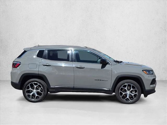 Used 2024 Jeep Compass Latitude AWD/4WD image 4