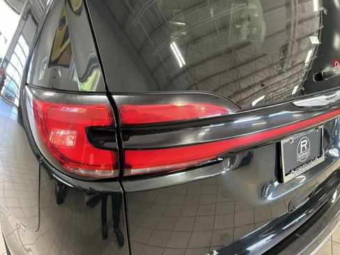 Used 2023 Chrysler Pacifica Touring-L FWD image 34