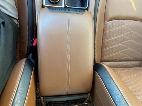 Used 2023 Nissan Pathfinder Platinum image 10