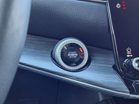 Certified 2024 Jeep Wagoneer L Series III w/ Flexible Seating Group image 15