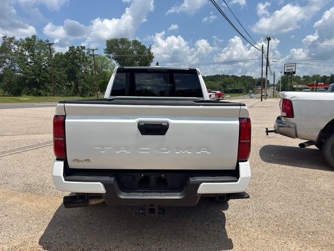 Used 2025 Toyota Tacoma SR5 AWD/4WD image 5