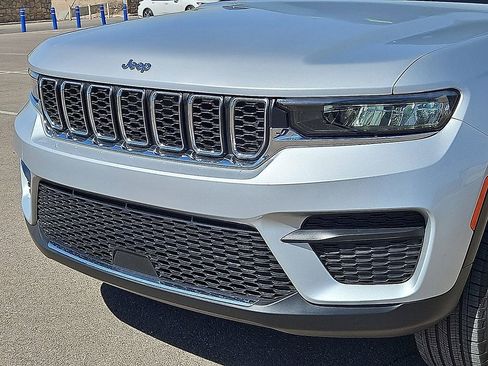 Used 2023 Jeep Grand Cherokee Laredo image 7