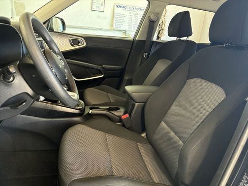 Used 2025 Kia Soul LX w/ LX Technology Package image 24