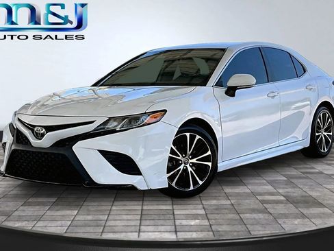 Used 2019 Toyota Camry SE w/ Convenience Package FWD image 1