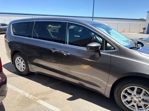 Used 2017 Chrysler Pacifica Touring FWD image 3