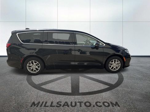 Used 2023 Chrysler Pacifica Touring-L FWD image 3