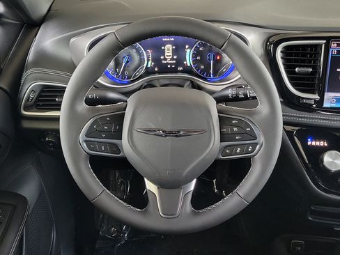 New 2026 Chrysler Pacifica Select FWD image 21