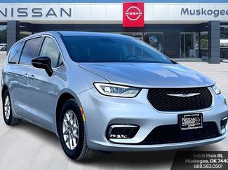 Used 2024 Chrysler Pacifica Touring-L video 1