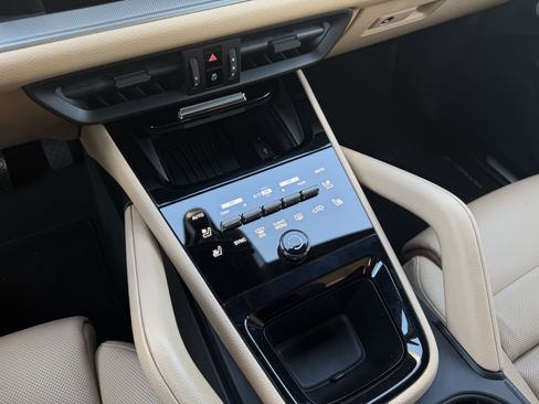 Used 2025 Porsche Cayenne image 32