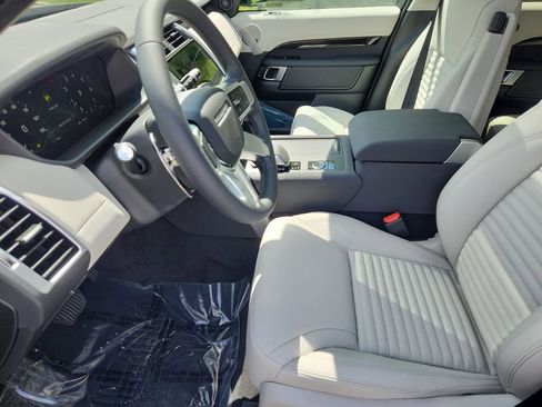 Used 2025 Land Rover Discovery S image 23