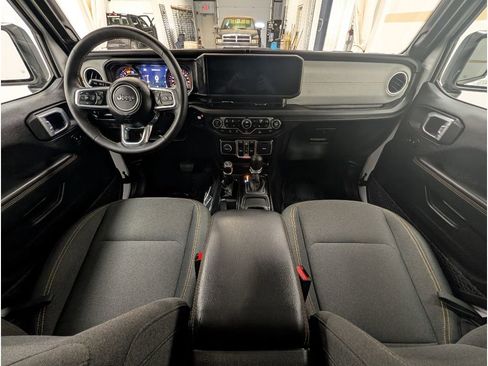 Used 2025 Jeep Wrangler Unlimited Sahara AWD/4WD image 9