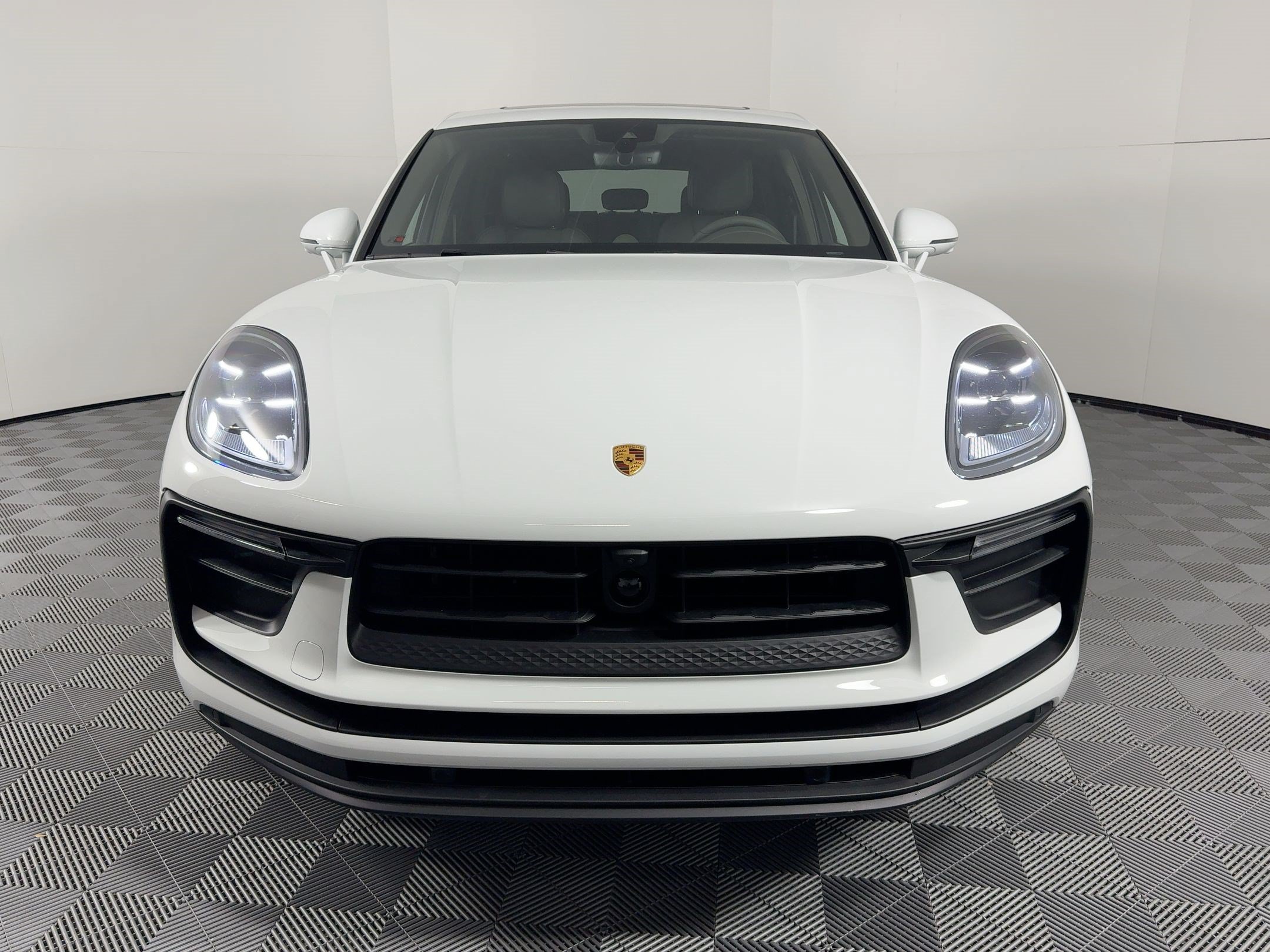 Certified 2026 Porsche Macan AWD/4WD image 6