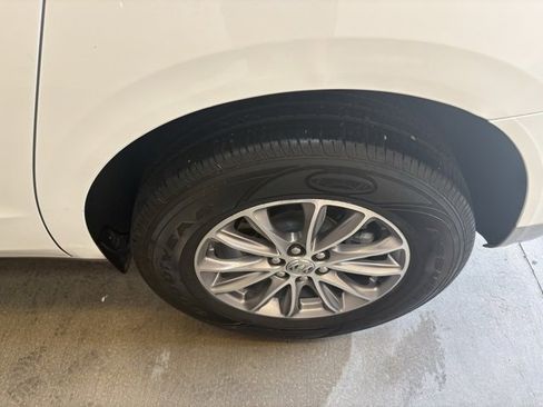 Used 2024 Buick Enclave Premium image 9