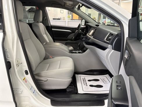 Used 2019 Toyota Highlander LE AWD/4WD image 42