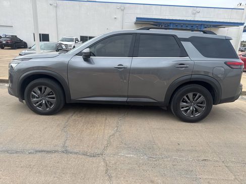 Used 2023 Nissan Pathfinder SV image 2
