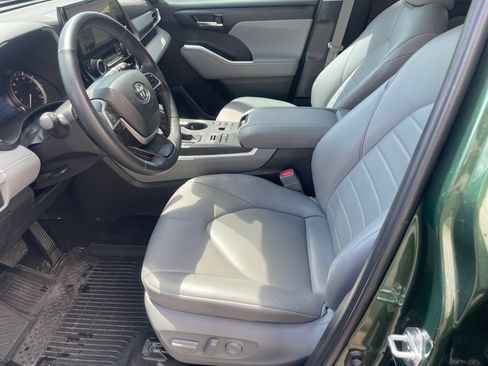 Used 2023 Toyota Highlander XLE AWD/4WD image 10