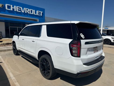 Used 2022 Chevrolet Suburban LT w/ Luxury Package RWD image 4