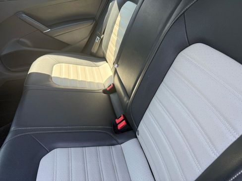 Used 2018 Volkswagen Passat 3.6 FWD image 9