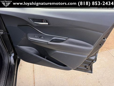 Used 2018 Toyota C-HR XLE FWD image 30