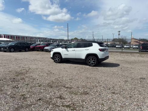 Used 2025 Jeep Compass Limited image 10