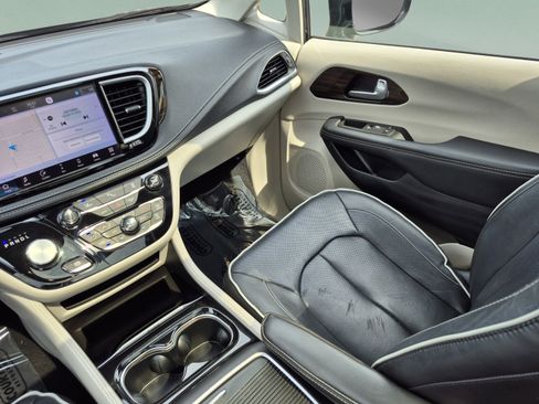Used 2023 Chrysler Pacifica Limited FWD image 16
