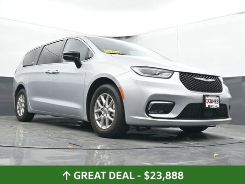 Used 2024 Chrysler Pacifica Touring-L FWD image 46