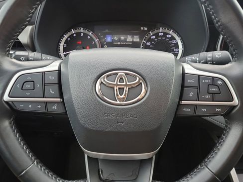 Used 2024 Toyota Highlander LE FWD image 11