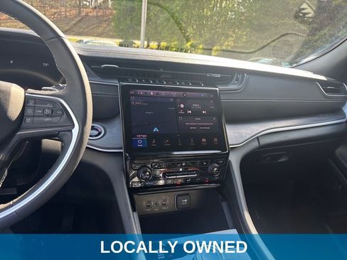 Used 2025 Jeep Grand Cherokee Limited image 3